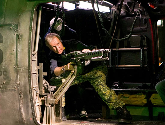 James Cameron Avatar fegyverrel